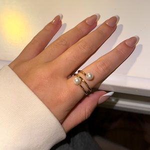 pack of modern gold rings